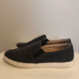 Black patterned j slides